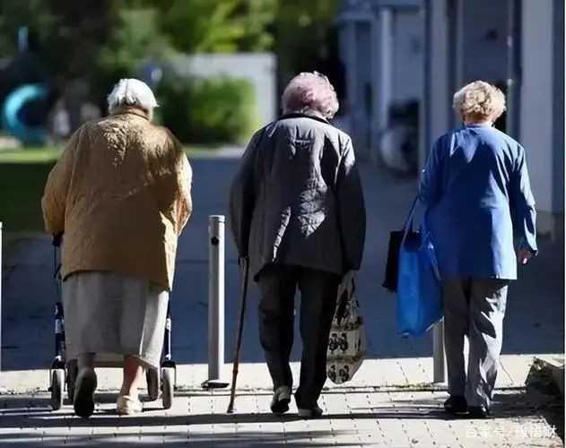 新西兰工签多久可以移民（新西兰普通工人一个月工资多少，年薪能拿到多少？