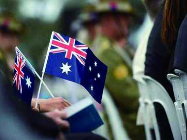 移民加拿大官方网【加拿大选择直接移民还是选择先留学后移民，麻辣婶给你算